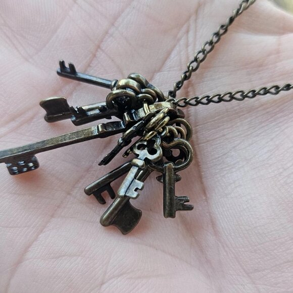 Nordstrom Rack Necklaces Antique Style Bronze Tone Multi Keys Pendant Jewelry - Picture 8 of 12